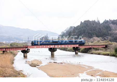 【宮津線】野田川橋梁を通過する丹後の海 114854120