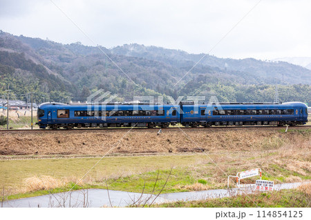 【宮津線】築堤を通過する丹後の海 114854125