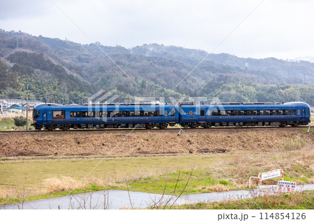 【宮津線】築堤を通過する丹後の海 114854126