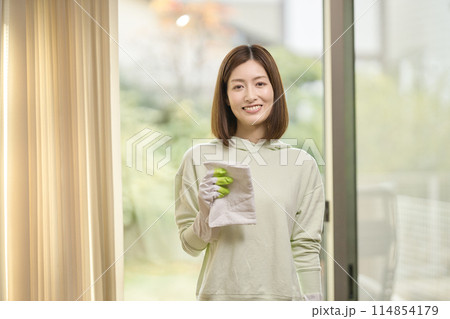リビングの窓拭きをするミドル女性 114854179