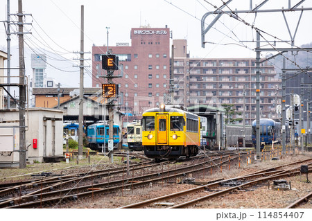 【宮津線】西舞鶴運転所で入替をする列車 【宮津線】西舞鶴運転所で入替をする列車 114854407