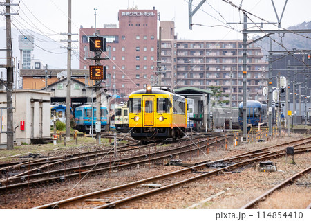 【宮津線】西舞鶴運転所で入替をする列車 114854410