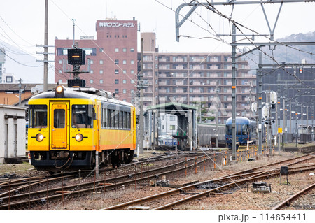 【宮津線】西舞鶴運転所で入替をする列車 114854411