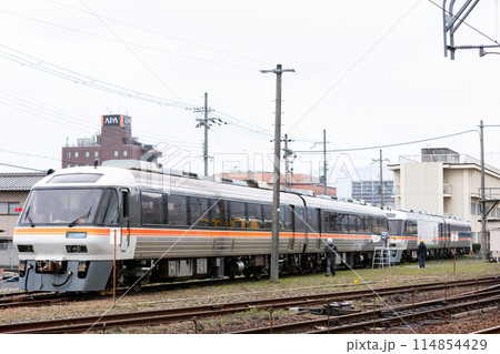 【宮津線】西舞鶴運転所で整備中の列車 114854429