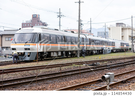 【宮津線】西舞鶴運転所で整備中の列車 114854430