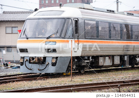 【宮津線】西舞鶴運転所で整備中の列車 114854431