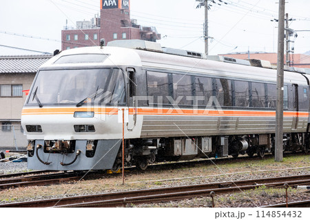 【宮津線】西舞鶴運転所で整備中の列車 114854432