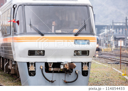 【宮津線】西舞鶴運転所で整備中の列車 114854433