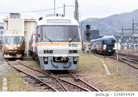 【宮津線】西舞鶴運転所で整備中の列車 114854434