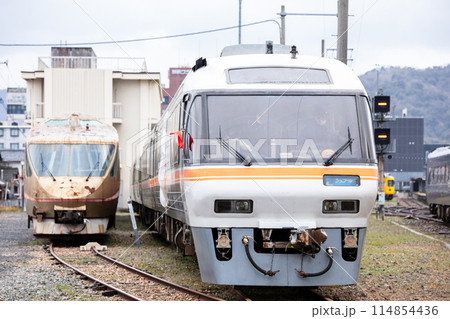 【宮津線】西舞鶴運転所で整備中の列車 114854436