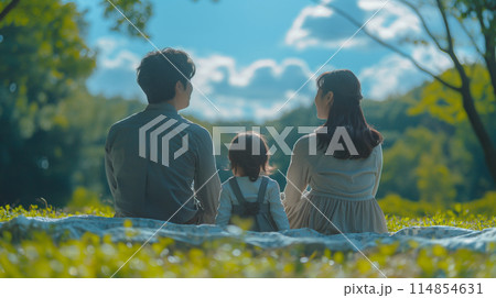 公園に座る家族の背中 114854631