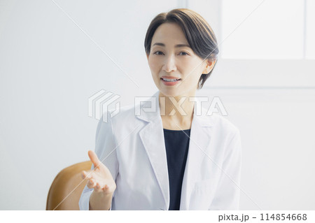 説明する女医 説明する女医 114854668