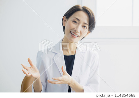 説明する女医 説明する女医 114854669