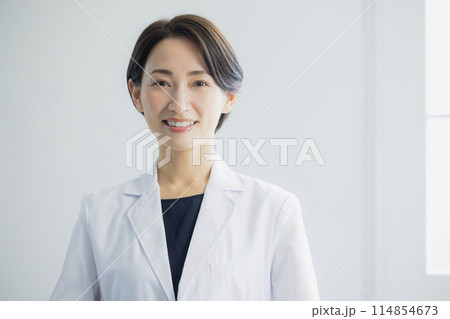 説明する女医 説明する女医 114854673