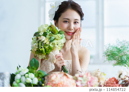 結婚指輪、婚約指輪を付ける花嫁 114854722
