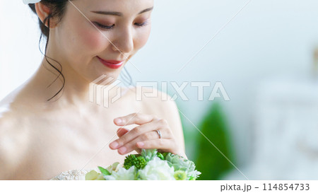 結婚指輪、婚約指輪を付ける花嫁 結婚指輪、婚約指輪を付ける花嫁 114854733