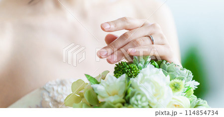 結婚指輪、婚約指輪を付ける花嫁 114854734