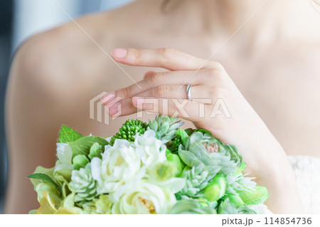 結婚指輪、婚約指輪を付ける花嫁 114854736