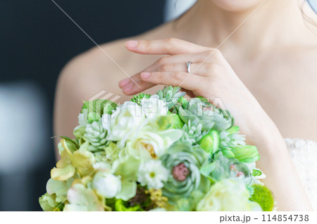 結婚指輪、婚約指輪を付ける花嫁 結婚指輪、婚約指輪を付ける花嫁 114854738