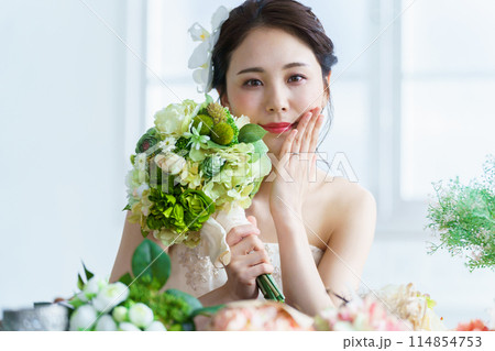 結婚指輪、婚約指輪を付ける花嫁 114854753