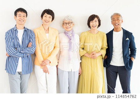 シニア世代の男女 114854762