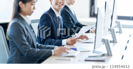 パソコン作業をする新入社員の男女 114854812