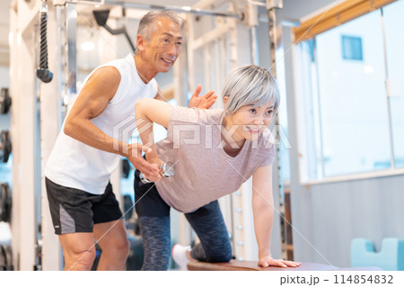 ジムで筋トレをするシニア夫婦 114854832