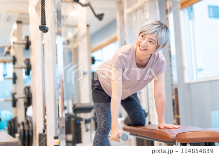 ジムで筋トレをするミドル女性 ジムで筋トレをするミドル女性 114854839