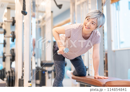 ジムで筋トレをするミドル女性 114854841