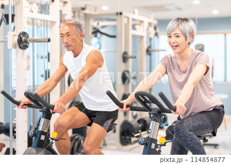 スポーツジムで有酸素運動するシニア夫婦 114854877