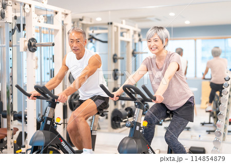 スポーツジムで運動するシニアのカップル 114854879