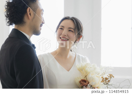 ドレスとタキシードの新郎新婦 114854915