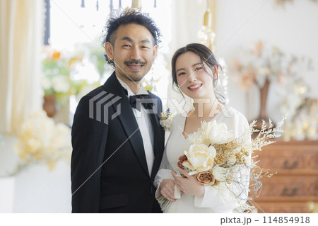 ドレスとタキシードの新郎新婦 114854918