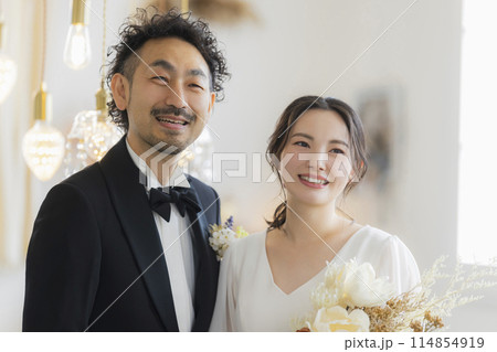 ドレスとタキシードの新郎新婦 ドレスとタキシードの新郎新婦 114854919