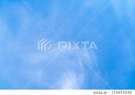 【空素材】初夏の薄雲広がる青空【長野県】 【空素材】初夏の薄雲広がる青空【長野県】 114855036