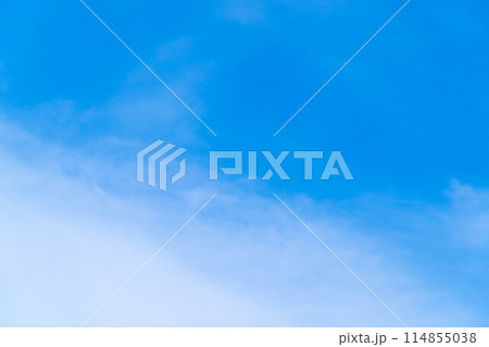 【空素材】初夏の薄雲広がる青空【長野県】 【空素材】初夏の薄雲広がる青空【長野県】 114855038
