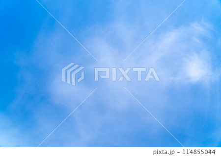 【空素材】初夏の薄雲広がる青空【長野県】 【空素材】初夏の薄雲広がる青空【長野県】 114855044