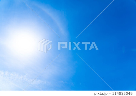 【空素材】初夏の薄雲広がる青空【長野県】 114855049