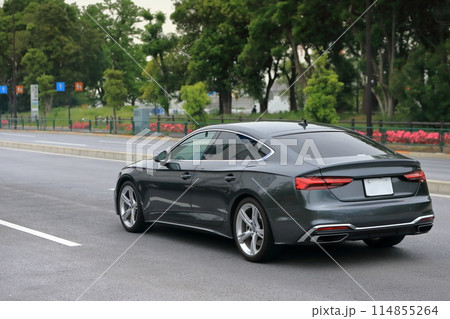 黒いセダン　イメージ 114855264