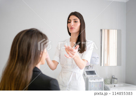 Female cosmetician preparing client for facelift 114855383