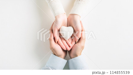 愛情のイメージ｜カップル・夫婦の手にハートマーク 114855539