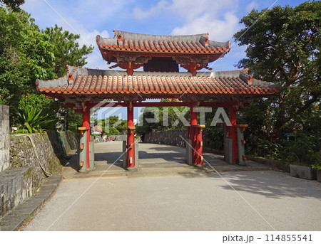 沖縄県那覇市　首里城公園　門の内側からの守礼門 114855541