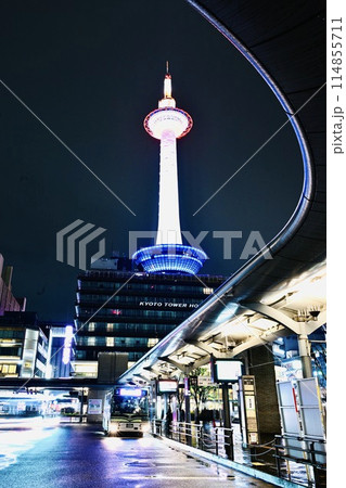 ライトアップされた夜の京都タワーと市バス 114855711