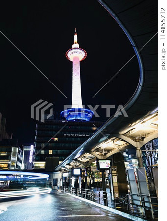 京都タワー夜景と市バスのヘッドライトの軌跡 114855712