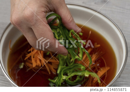 真鯵 小アジ 豆アジ 南蛮寺けのたれ 野菜をつける 真鯵 小アジ 豆アジ 南蛮寺けのたれ 野菜をつける 114855871