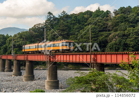 鉄橋の上を走る大井川鉄道 16000系列車 114856072
