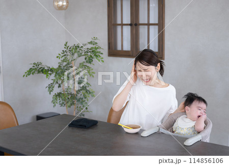 離乳食を食べない赤ちゃん　イヤイヤ‼と泣く叫ぶ悩む母 114856106