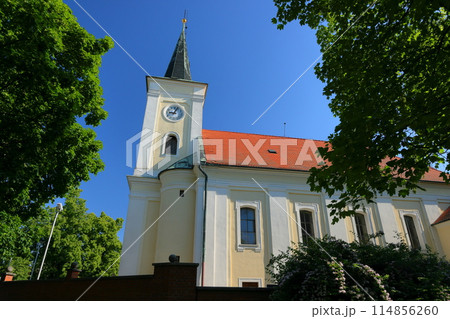 チェコ共和国　南モラヴィア大草原の拠点となる街キヨフ近郊のミストジンの教会 114856260