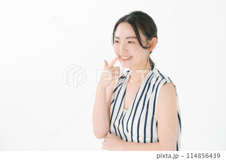 歯を指差す若い女性 歯を指差す若い女性 114856439
