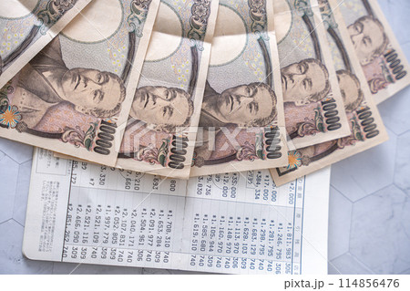 通帳とお金 通帳とお金 114856476